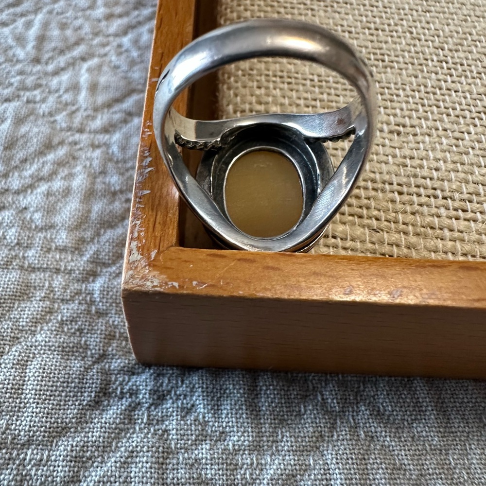 Elegant Sterling 925 Silver and Mother of Pearl Ring Size 9 - Picture 3 of 8